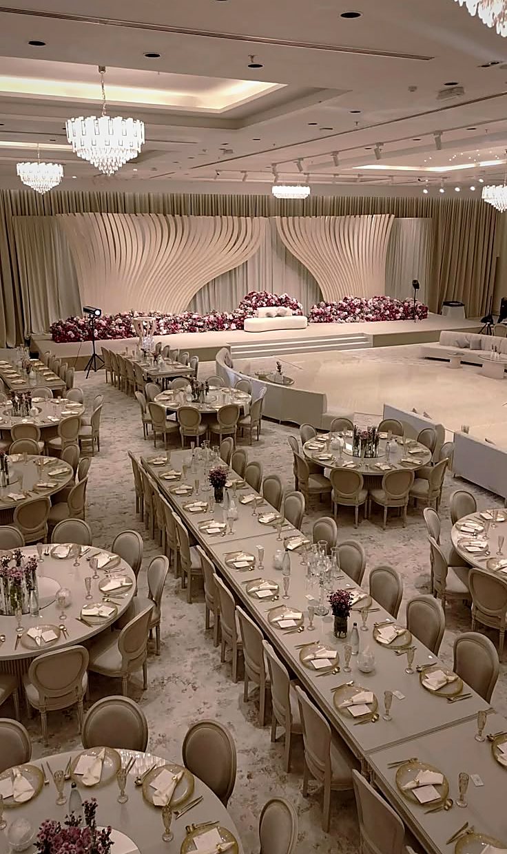 Grande salle de réception de mariage